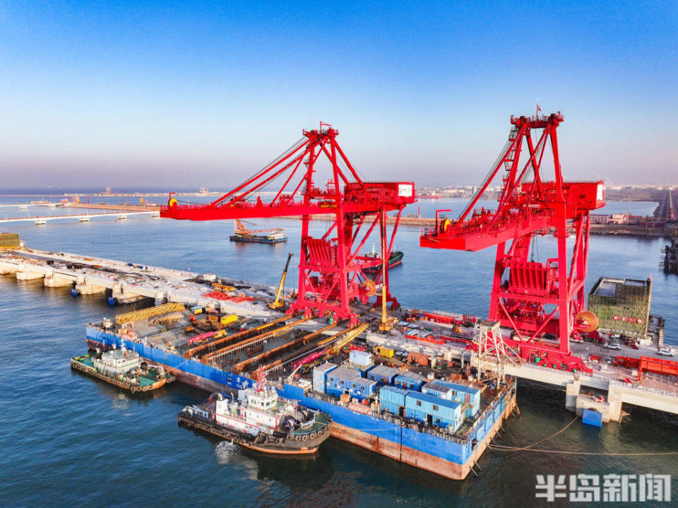 2臺(tái)卸船機(jī)成功上岸，青島港第二座40萬噸級礦石碼頭預(yù)計(jì)今年下半年投用